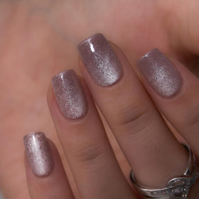 Curvlife close-up of gel texture and cat-eye design for glossy finish