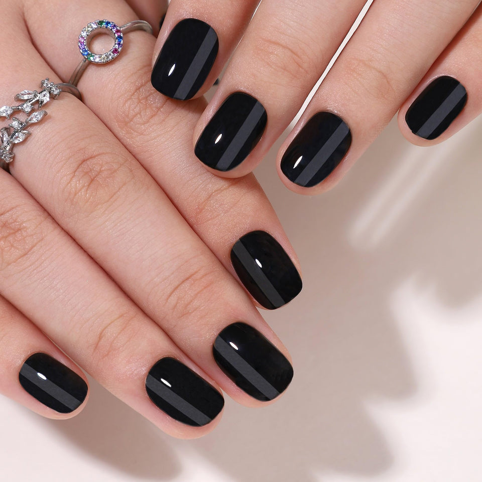 CurvLife front packaging showing elegant black short nails and kit benefits
