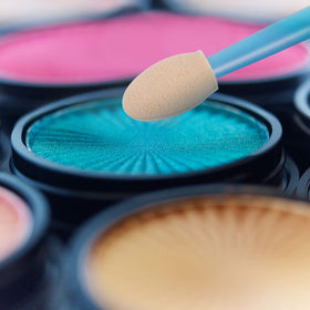 Cuttte applicator applying eyeshadow on eyelid for accurate crease definition