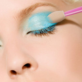 Cuttte applicator used on nail to apply chrome powder for smooth coverage