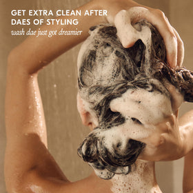 DAE Desert Detox close-up label highlights color-safe and sulfate-free benefits
