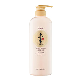 Daeng Gi Meo Ri shampoo texture on palm showing lather and gentle cleanse