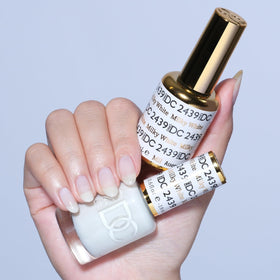 DAISY DND gel and air-dry lacquer bottles side by side for versatile use