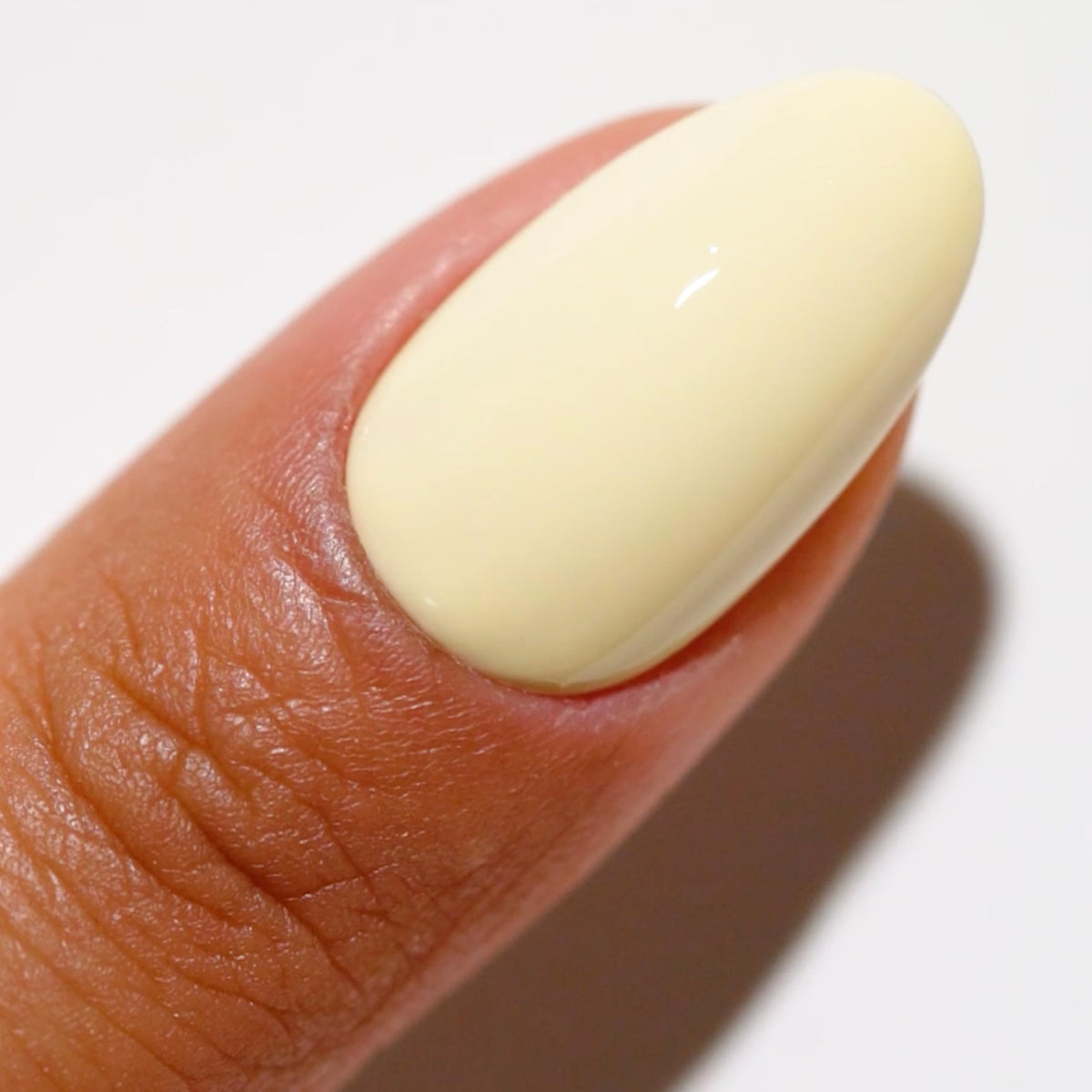 DAISY DND on hands in spring setting highlighting wearable, soft-yellow benefit