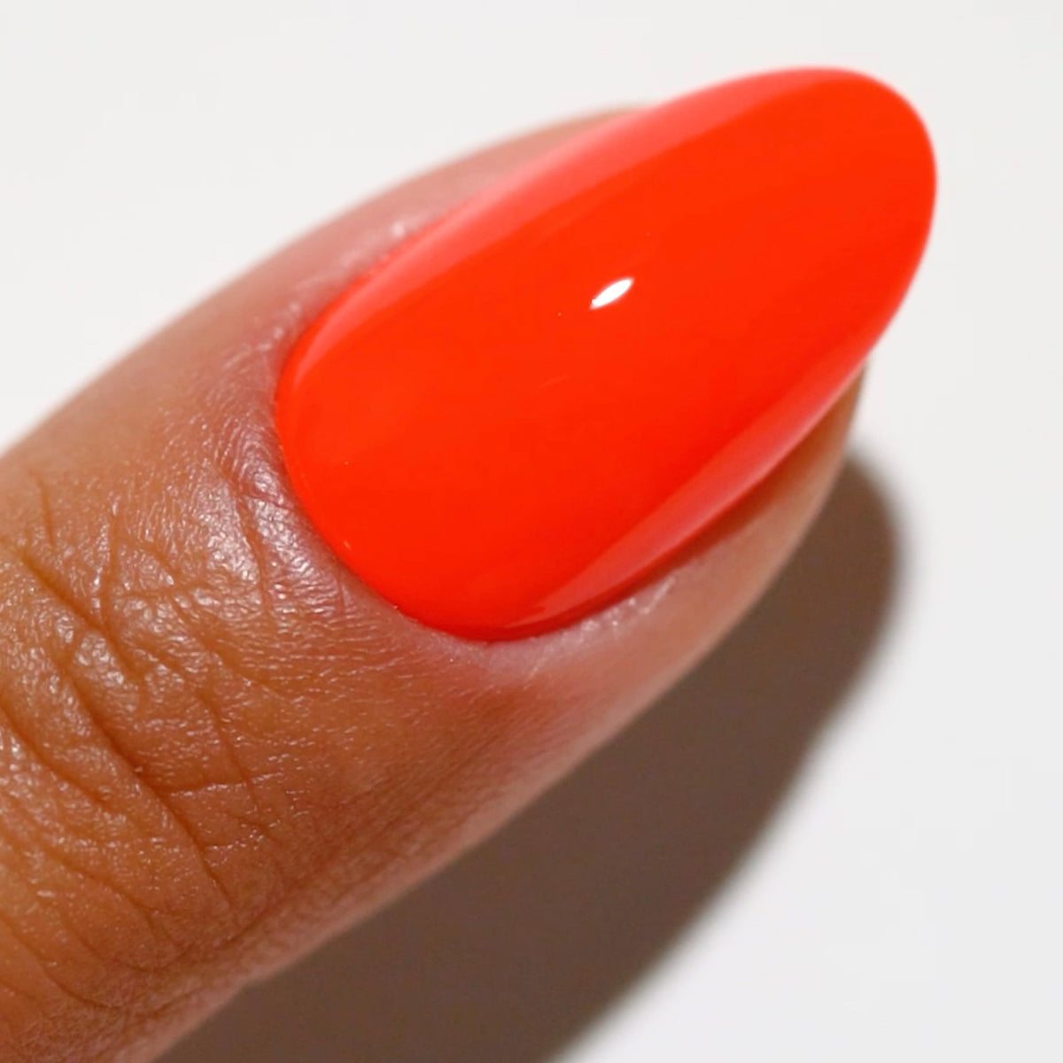 DAISY DND gel bottle close-up highlighting smooth applicator and rich pigmentation