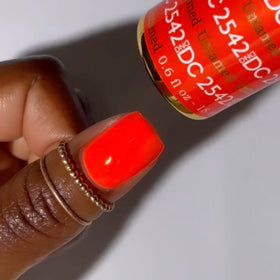 DAISY DND lacquer bottle close-up showing brush tip and quick-dry convenience