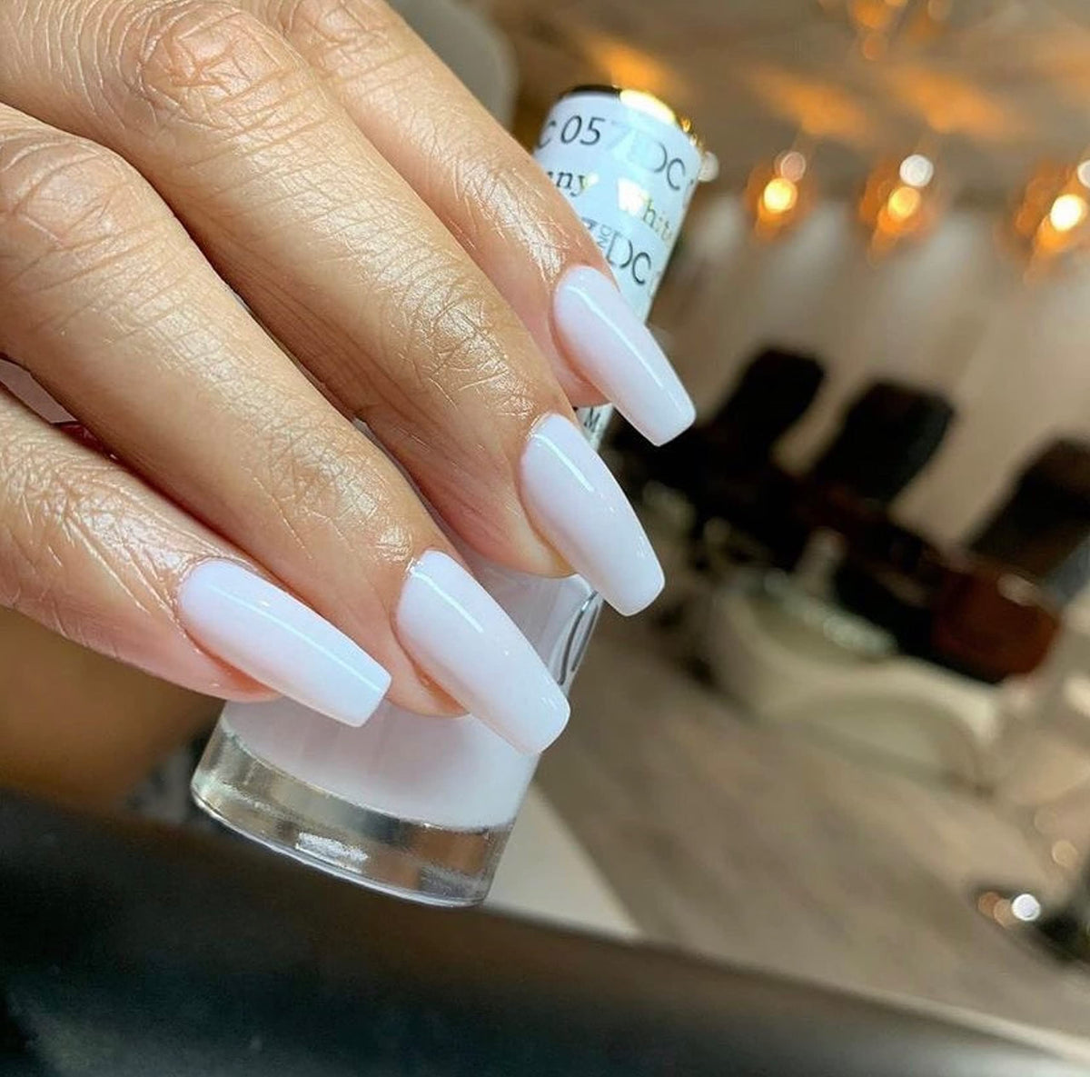 DAISY DND gel bottle closeup highlighting label clarity and professional finish