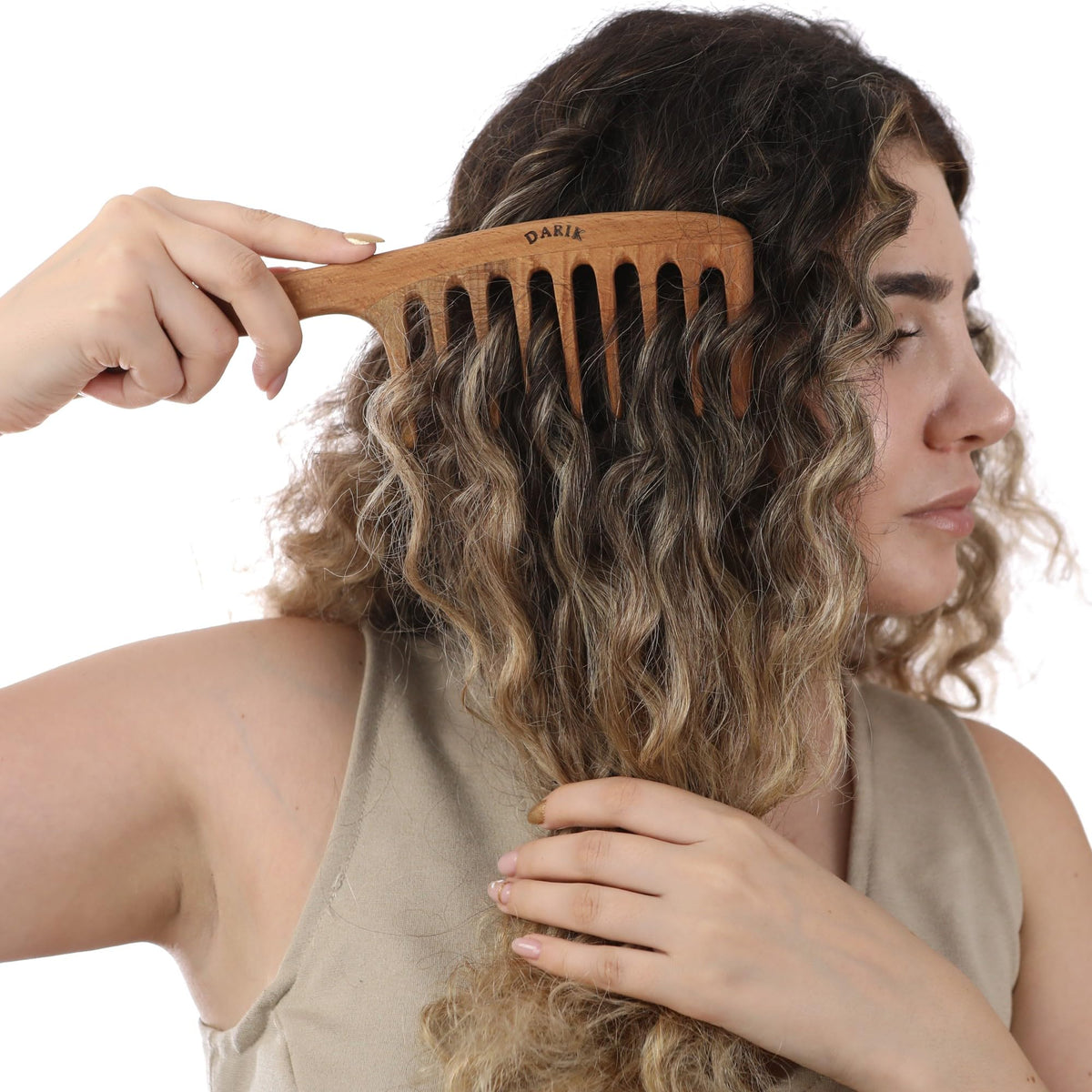 Darık Profesyonel Ahşap comb on bathroom vanity lifestyle shot showing everyday grooming benefit