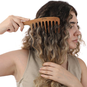 Darık Profesyonel Ahşap comb on bathroom vanity lifestyle shot showing everyday grooming benefit