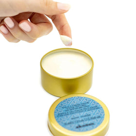 Davines hand applying a small amount of pomade demonstrating easy distribution