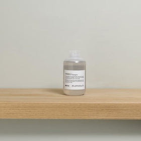 Davines VOLU dispensing foam to show gentle cleansing action