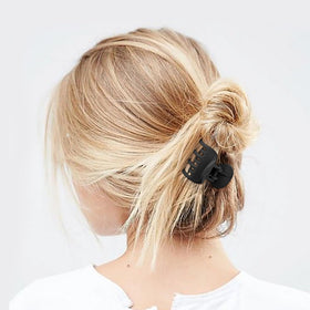 DEEKA clip holding bangs neatly to prevent slipping and reduce tangles