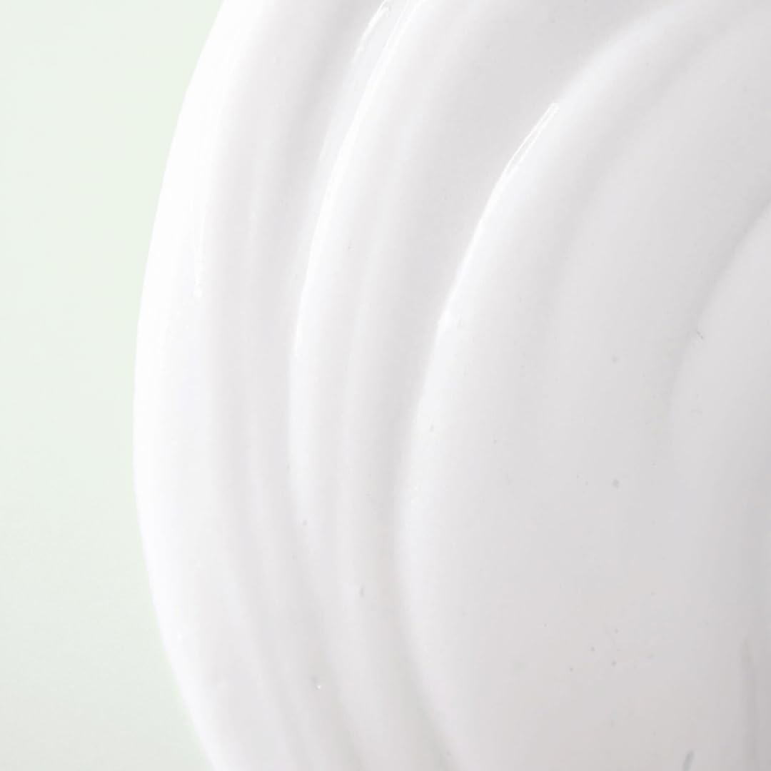 Divi label close-up listing vegan and paraben-free features for transparency benefit