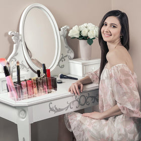 Dmopipp holding mascara liners and glosses illustrating versatile compatibility