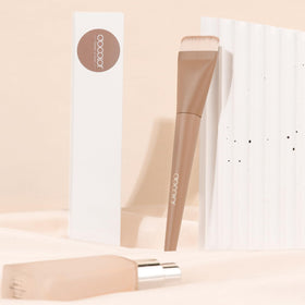 docolor brush under running water showing easy cleaning and quick fiber recovery