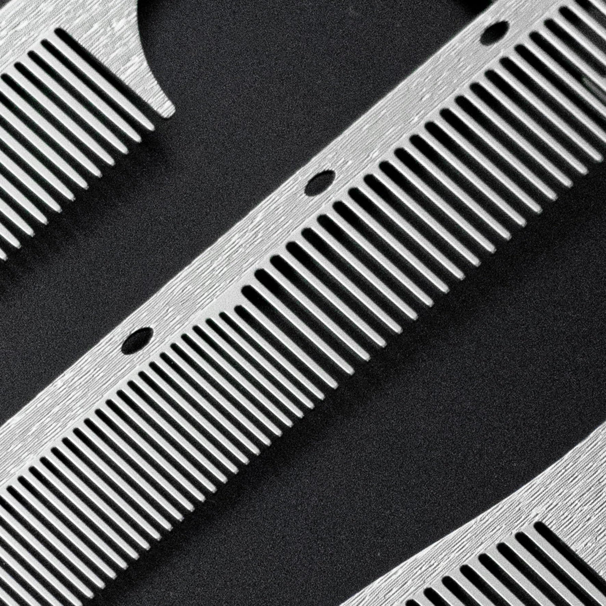 Dolmifapro dual-tooth spacing close-up showing fine and standard teeth for versatile styling