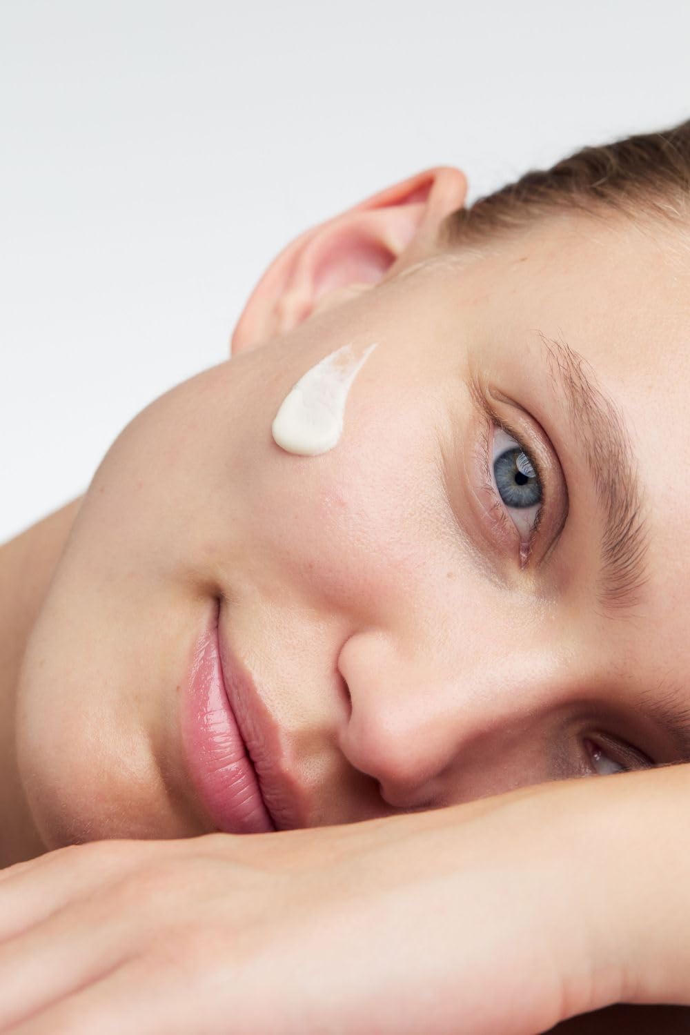 Dr. Hauschka application on neck and décolleté improving softness