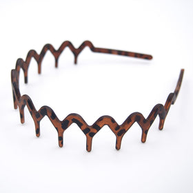 Dresyu close-up of zigzag teeth highlighting secure grip for active wear