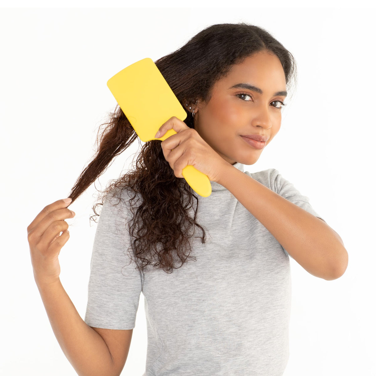 Drybar Lemon Bar gliding through wet hair to detangle without tugging benefit
