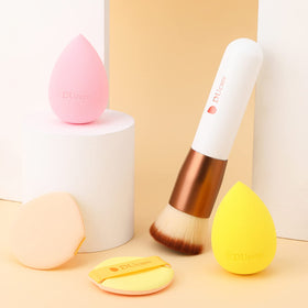 DUcare soft synthetic bristles close-up ensuring smooth blending
