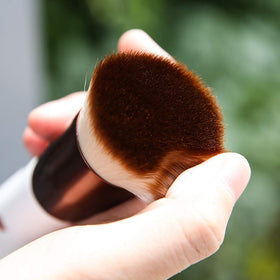 DUcare brush handle detail for comfortable grip and control