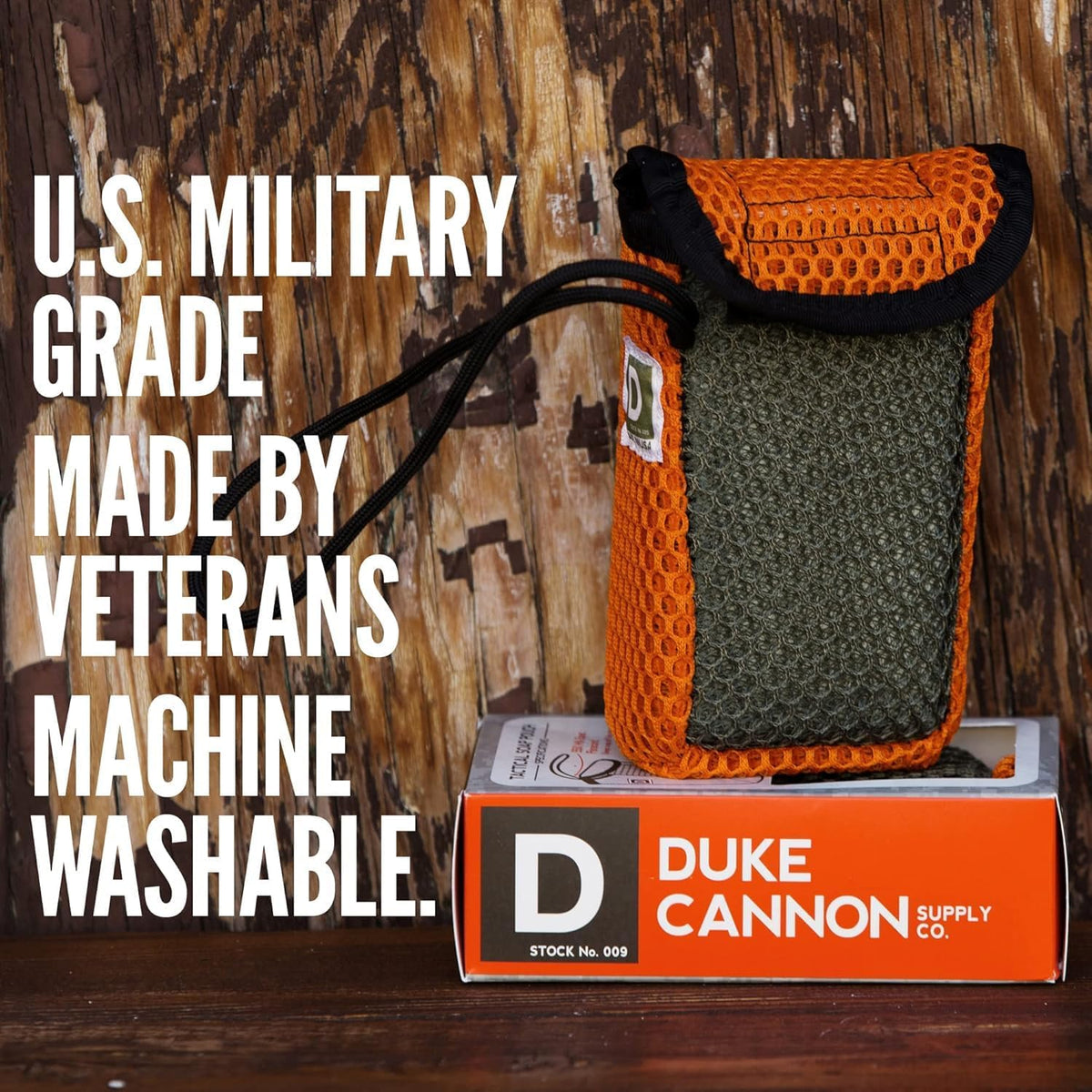 Duke Cannon 550 paracord attachment and knot demonstrating secure hanging and durability