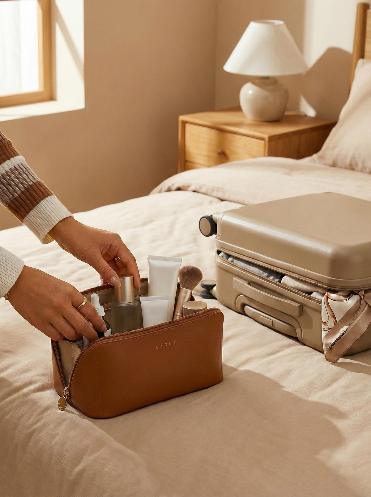 EACHY divider and zipper detail keeps items separated and secure