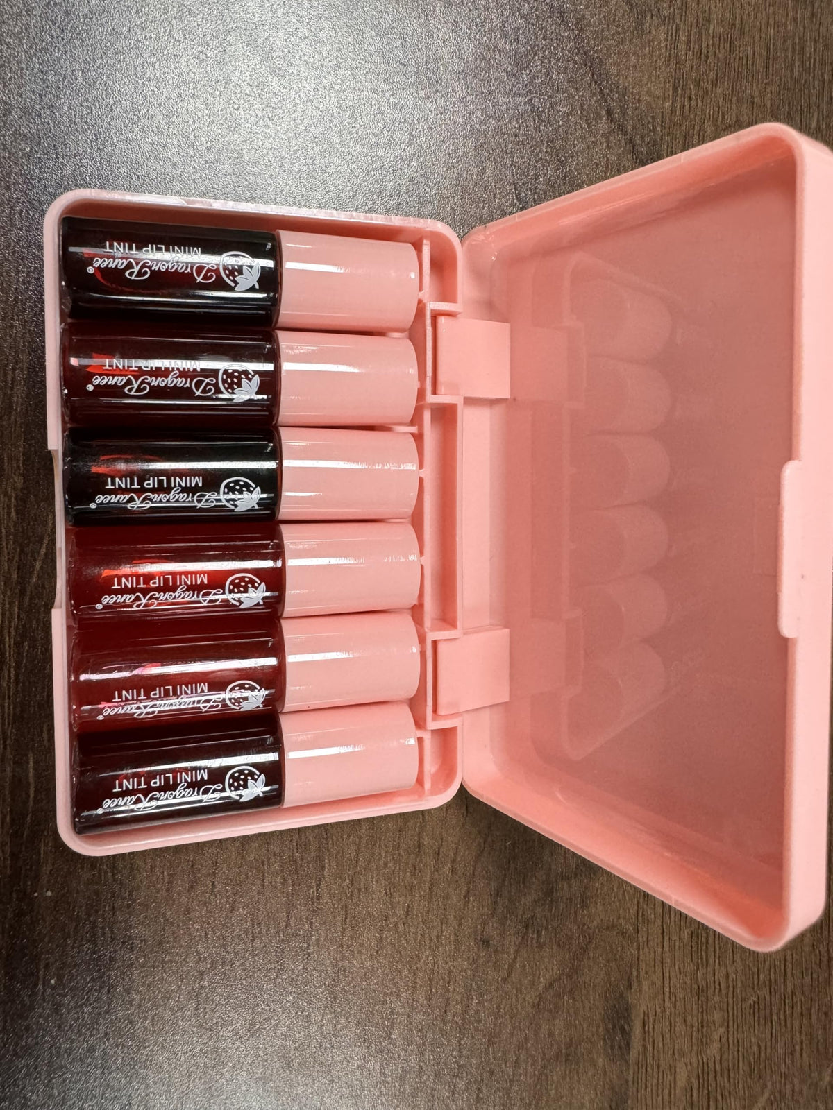 Eakroo in a makeup bag lifestyle shot, everyday convenience benefit