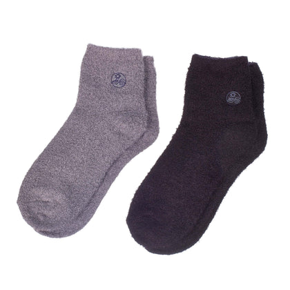 Earth Therapeutics front packaging showing two-pair aloe socks for moisturizing comfort