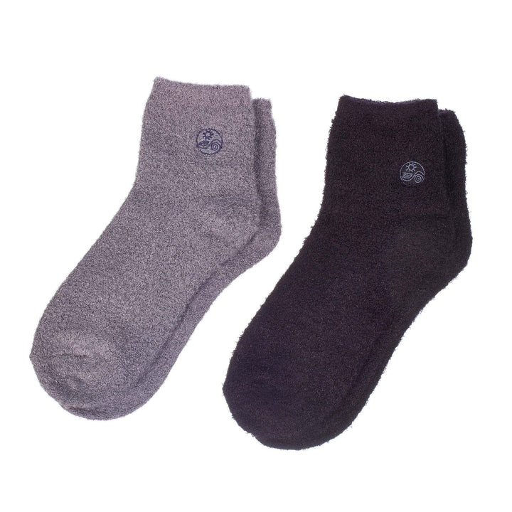 Earth Therapeutics front packaging showing two-pair aloe socks for moisturizing comfort