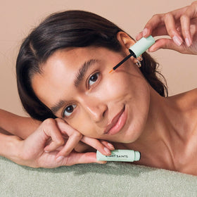 Eight Saints precision applicator detail highlighting thin brush for accurate lash-line application