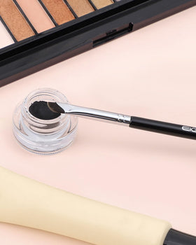 EIGSHOW applying gel liner with sickle angle for crisp winged look