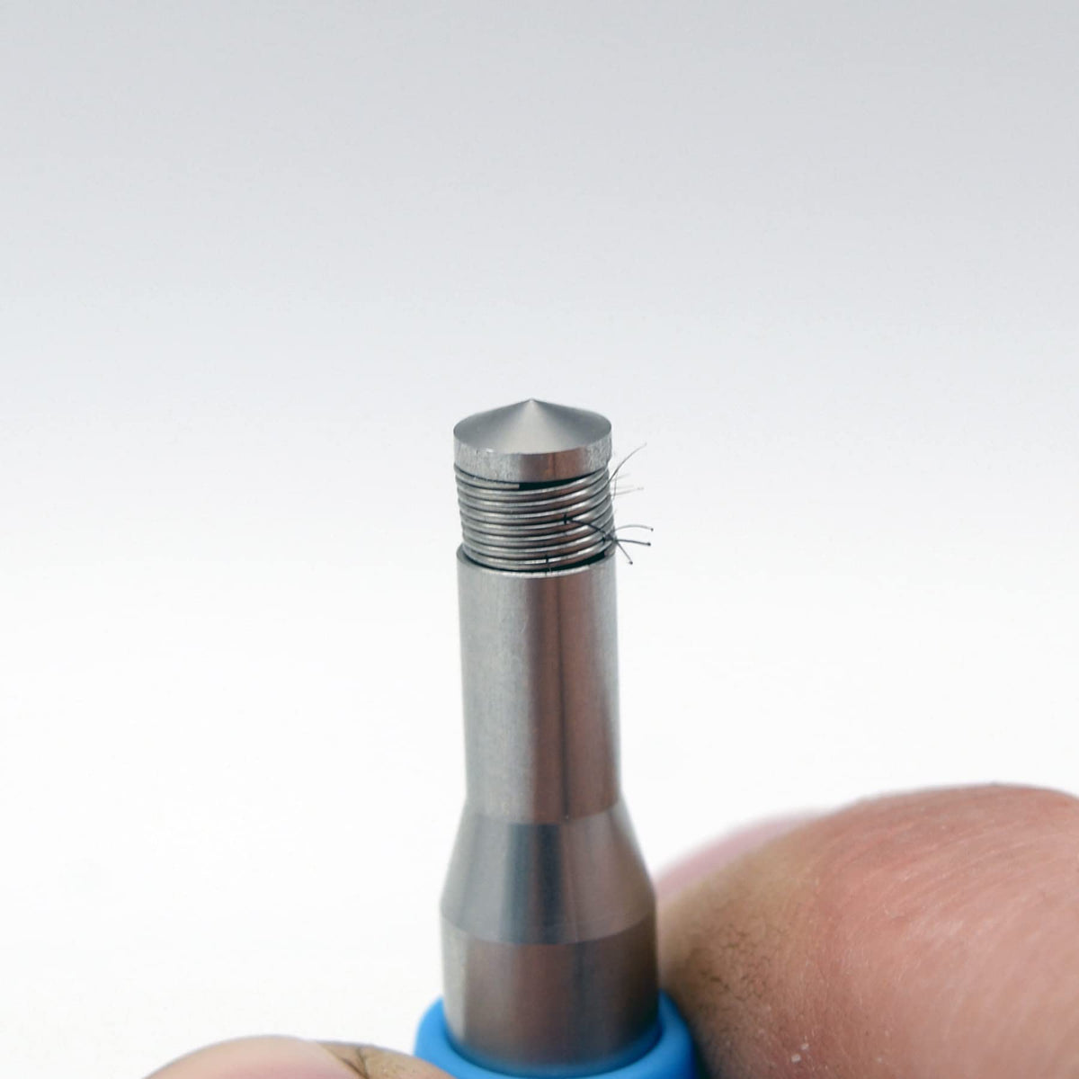 EQUADOSE Tweezy cleaning under water illustrates easy hygiene and quick maintenance benefit