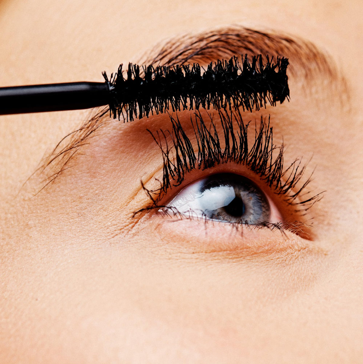 essence Lash Princess before and after lashes comparison demonstrating buildable thickness