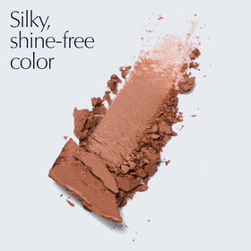 Estée Lauder powder texture close-up highlighting fine-milled blendability benefit