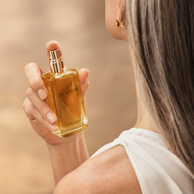 Estée Lauder Cinnabar notes display highlighting jasmine, clove and patchouli benefits