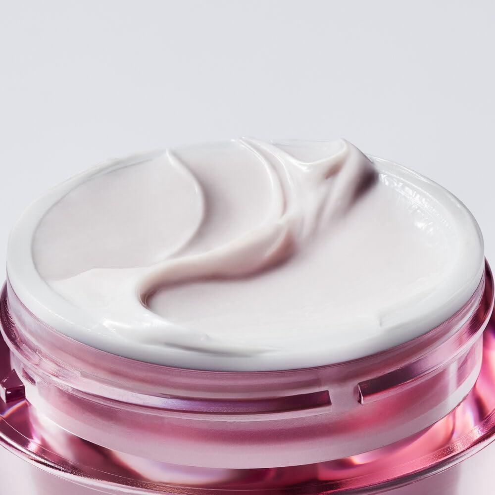 Estée Lauder cream on fingers application illustrating smooth spreadability and comfort