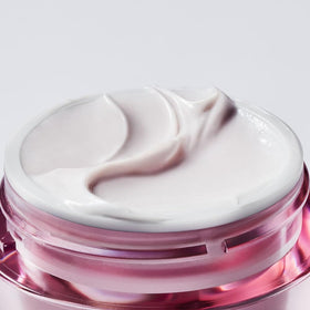 Estée Lauder cream on fingers application illustrating smooth spreadability and comfort