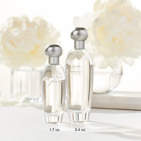 Estée Lauder Pleasures close-up of cap and label, highlights brand detail and premium finish