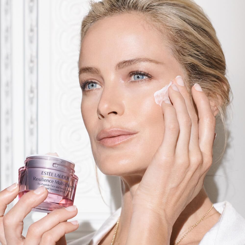 Estée Lauder close-up of cream texture highlighting rich hydration