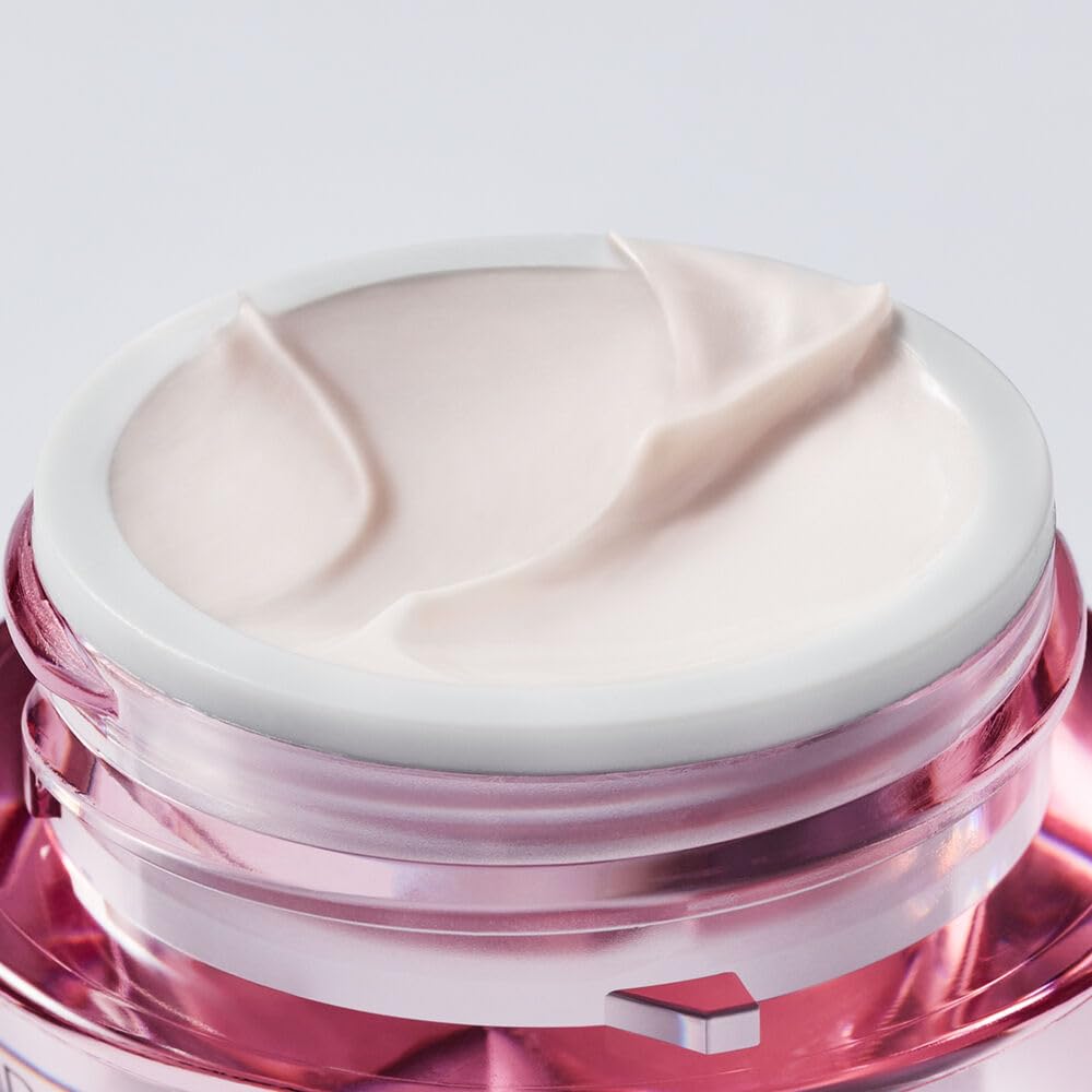 Estée Lauder open jar showing creamy pale formula and concentrated blend benefit plumping