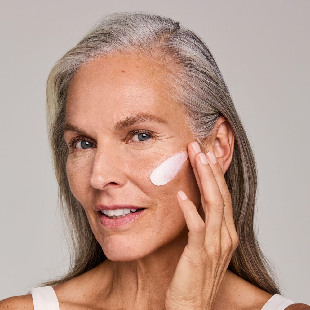 Estée Lauder close-up texture shot highlighting rich cream for deep moisture