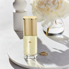 Estée Lauder White Linen close-up atomizer highlighting spray mechanism for precise, lasting fragrance benefit