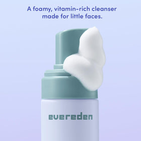 Evereden size scale with child hand showing 3.4 fl oz travel-friendly benefit