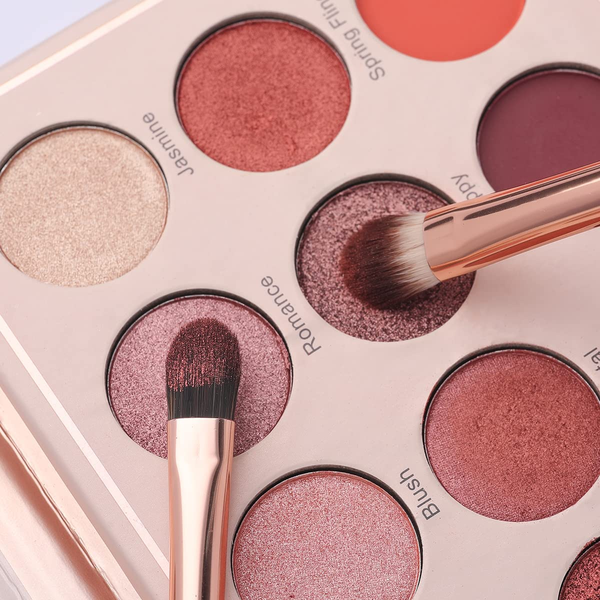 EVRCHGIEA angled liner brush detail for crisp eyeliner and brow definition