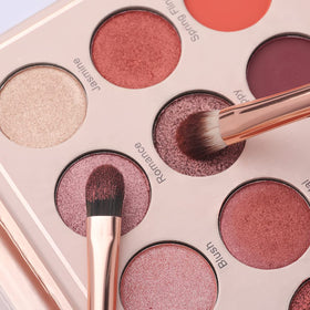 EVRCHGIEA angled liner brush detail for crisp eyeliner and brow definition