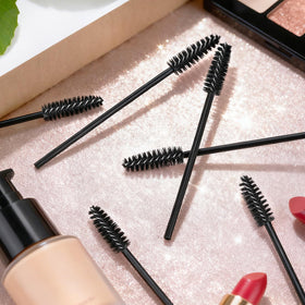 EWVVSS using wand to apply mascara for clump-free lash separation