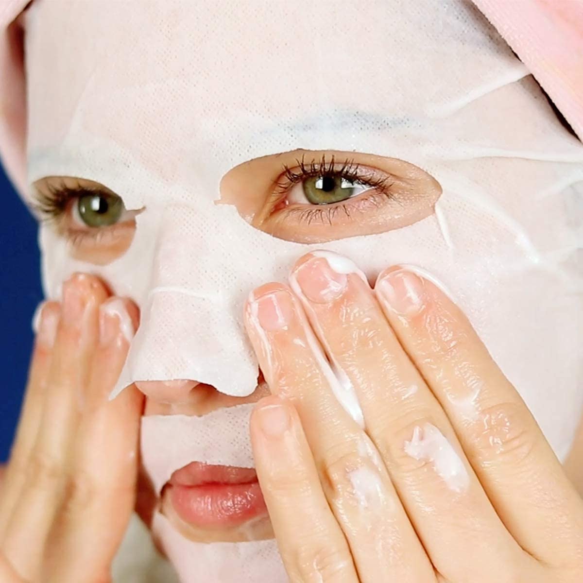 FACETORY collagen mask serum dripping to show rich essence and plumping benefit