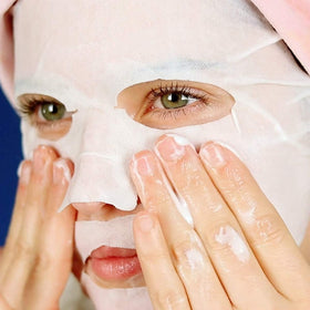 FACETORY collagen mask serum dripping to show rich essence and plumping benefit