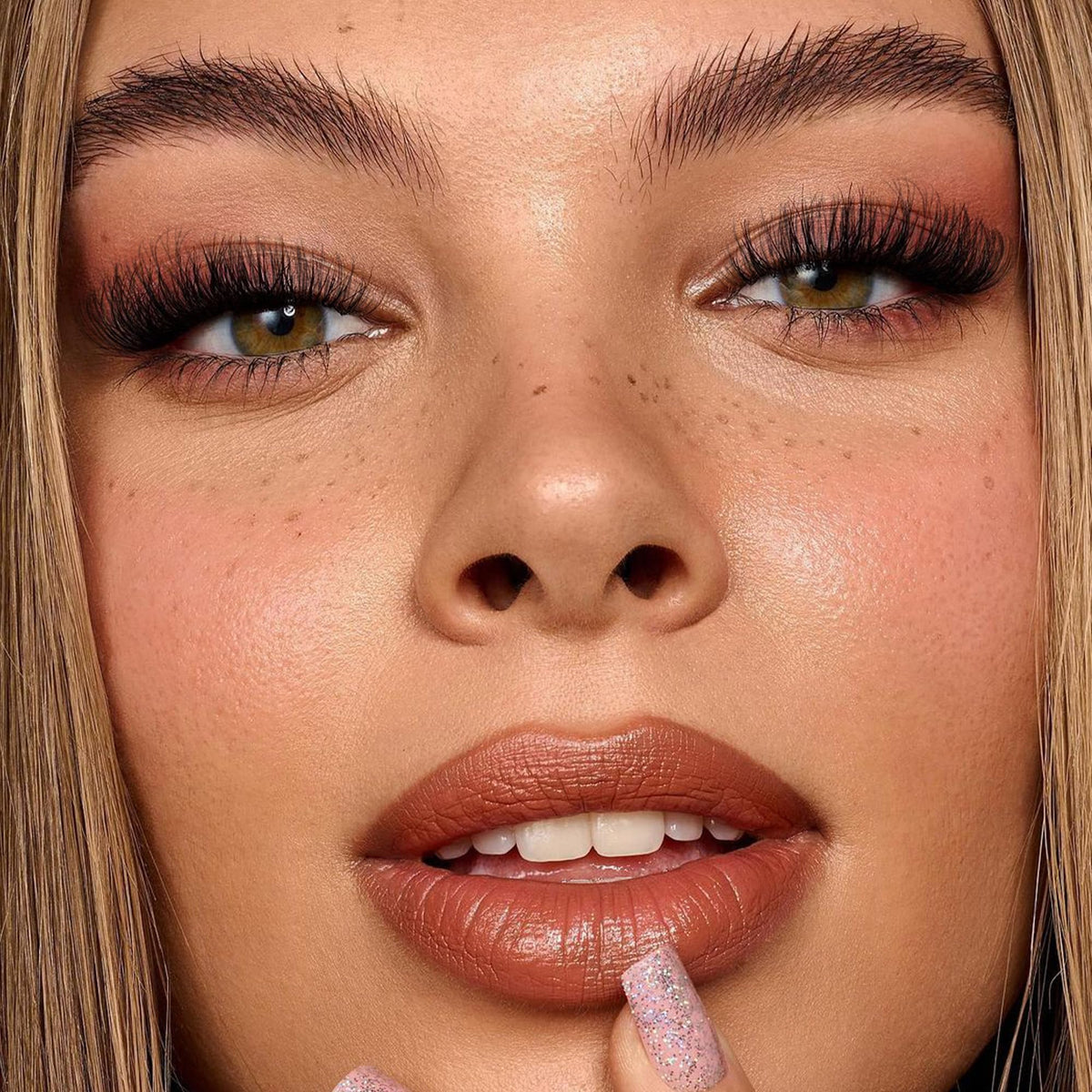 FANXITON before and after lifestyle shot demonstrating fuller eyelash effect